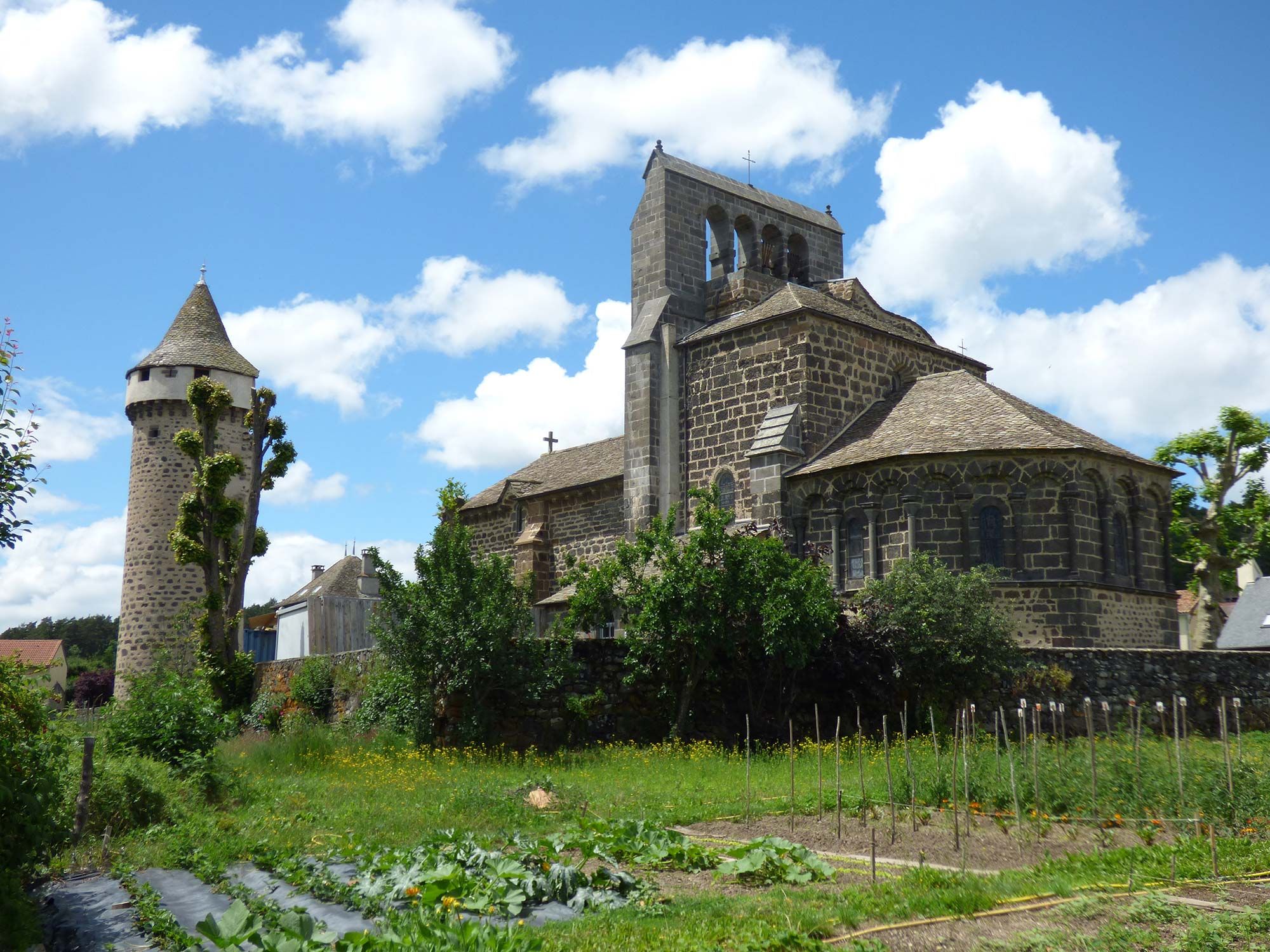 Eglise et Tour de Roffiac dans le Cantal