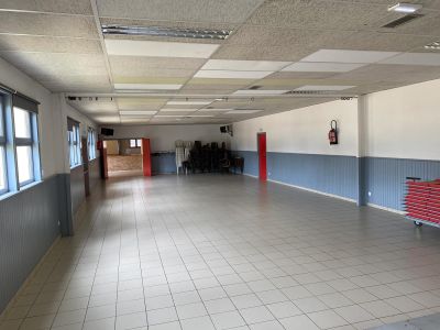 Intérieur de la salle des fêtes de Roffiac dans le Cantal